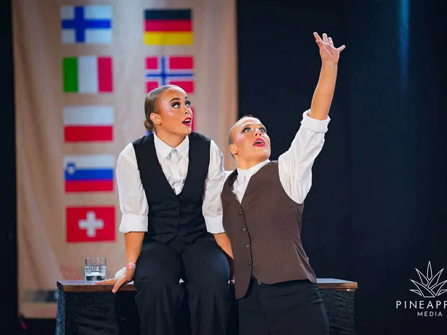 2025%20EM%20SHOW%20S%C3%98LV%20DOBBEL%20SENIOR%20Maria%20og%20Isabel%20Lunde%20-%20The%20Business%20Deal%20